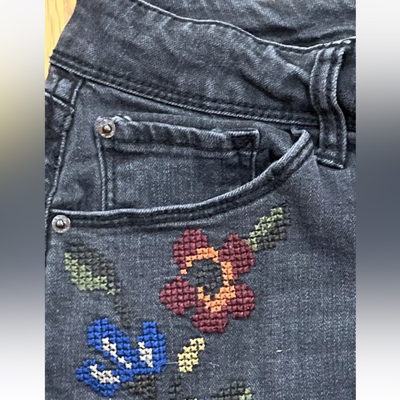 Kensie Black Washed Floral Embroidered Skinny Jeans Size 6/ 28 - Picture 3 of 6